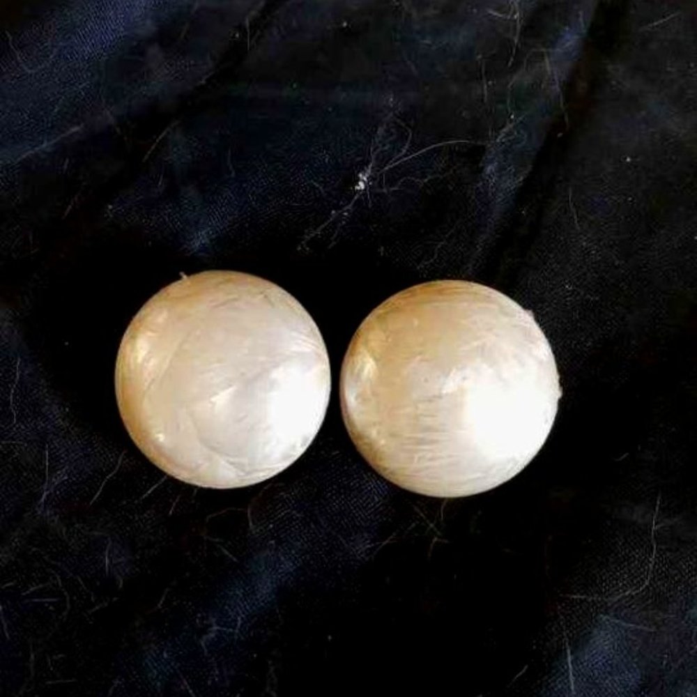 VTG BUTTON STYLE LARGE FAUX PEARLIZED CLIP ON EARRINGS HAS GOLD TONE FLOWER